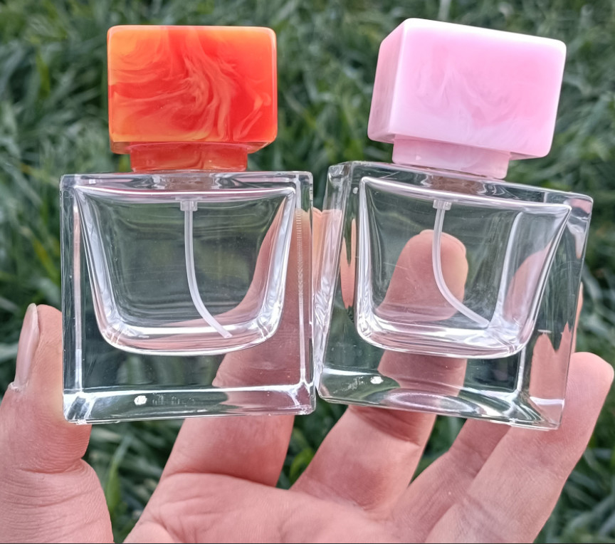 In Stock Free Sample Luxury 50ml 100ml Square Glass Perfume Spray Bottle Wholesale